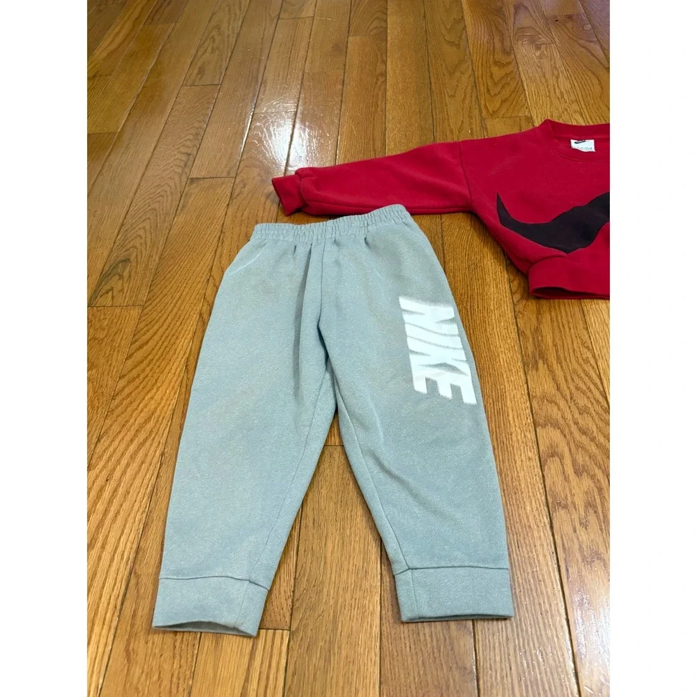 Nike Kids Therma-FIT Red Crewneck Sweatshirt & Gray Joggers Tracksuit Set 4T - Picture 3 of 6